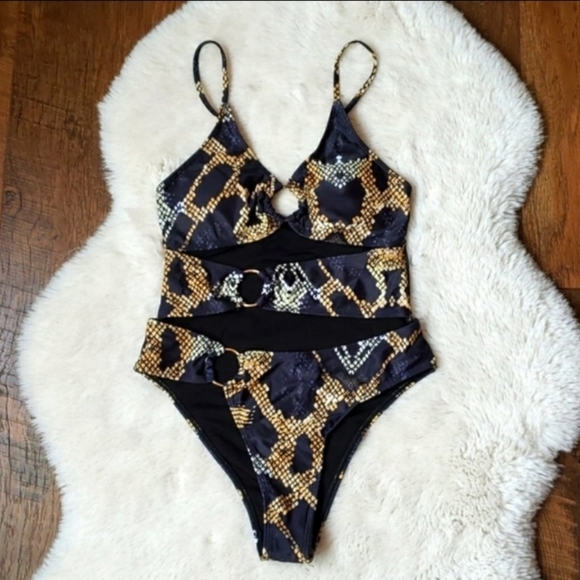 Snake Print Cut Out Ring Details Onepiece Swimsuit - Picture 6 of 7